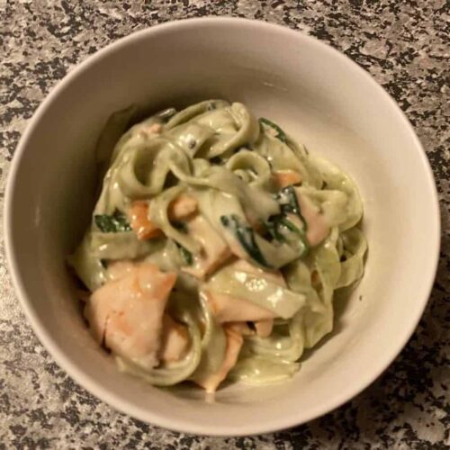 Pasta med laks og spinat